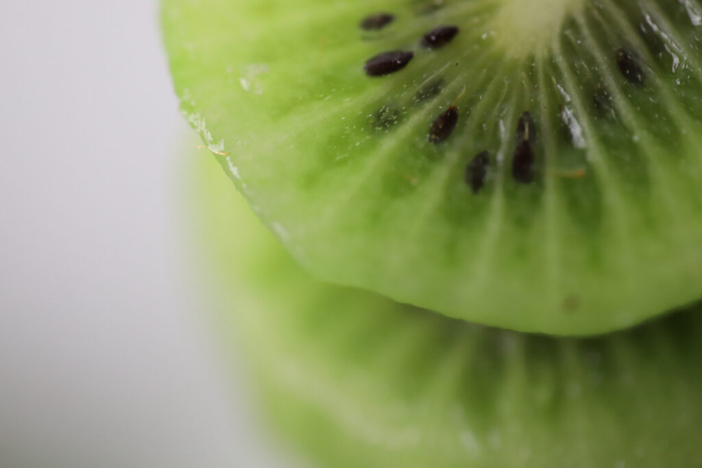 sliced kiwi fruit
