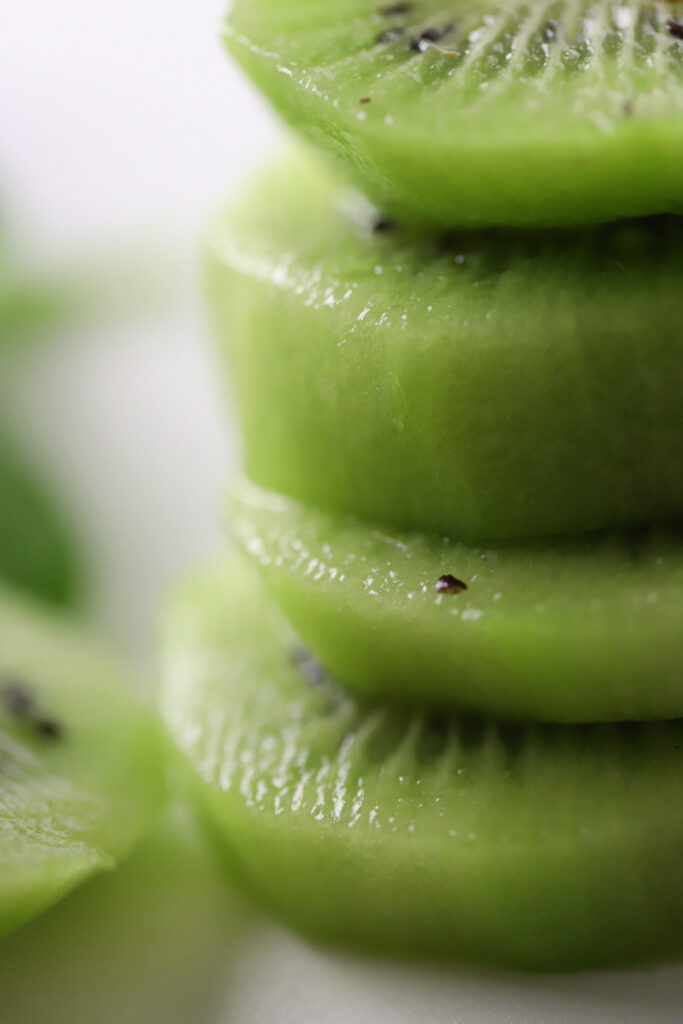 sliced kiwi fruit